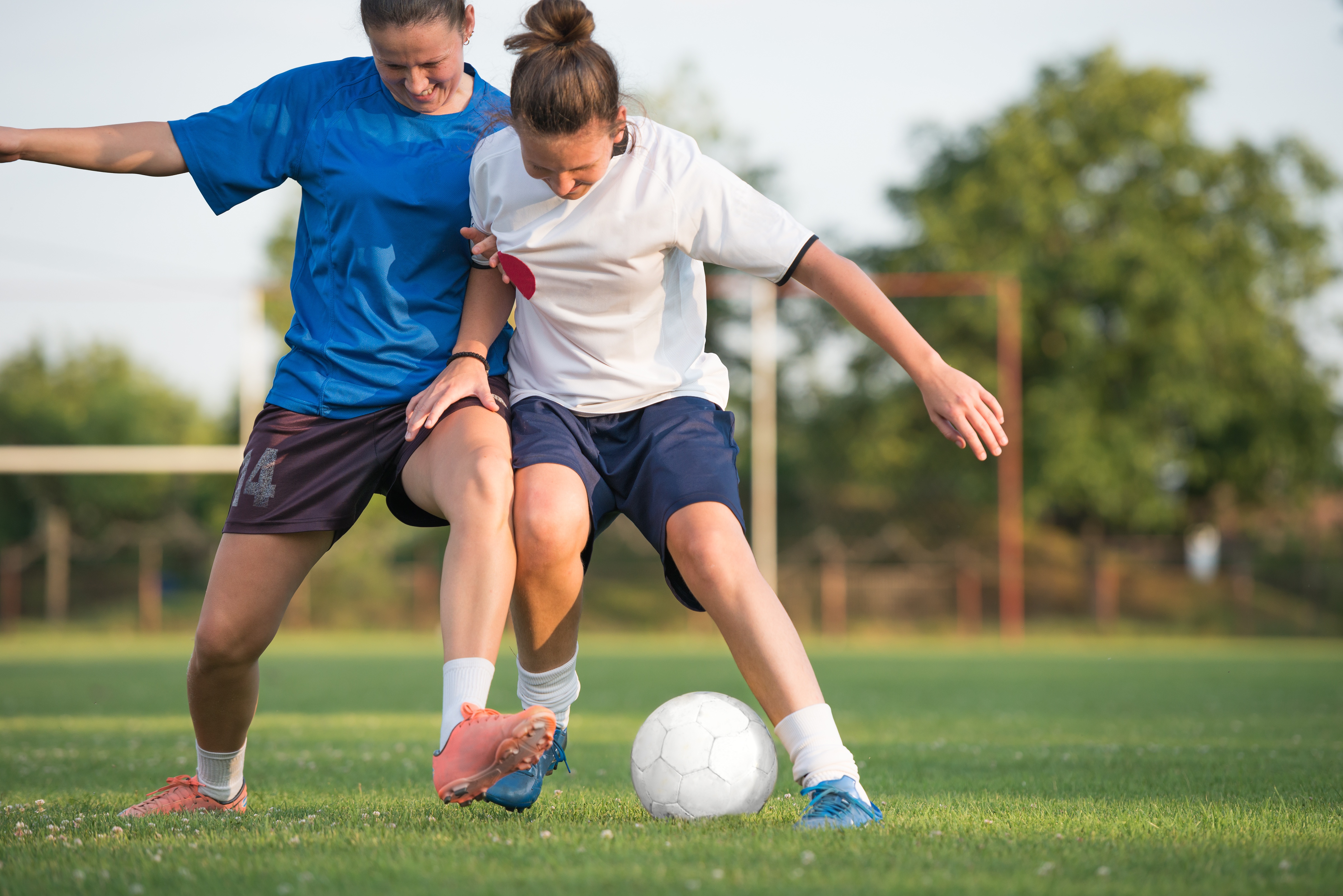 Some sports. Футбол на природе. Дружба в спорте. Вид спорта футбол. Футбол с друзьями.